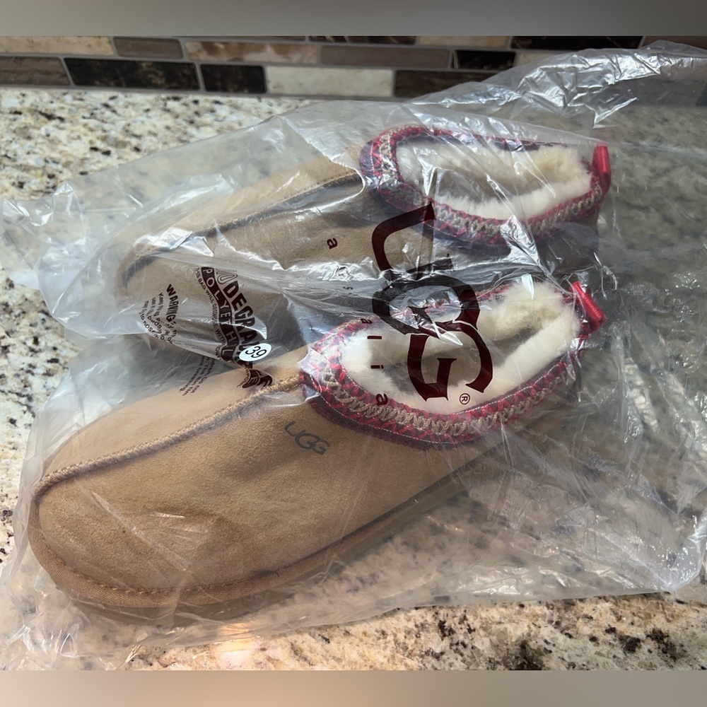 UGG Tasman II Slippers Sand and Dark Cherry Accent - Picture 2 of 4